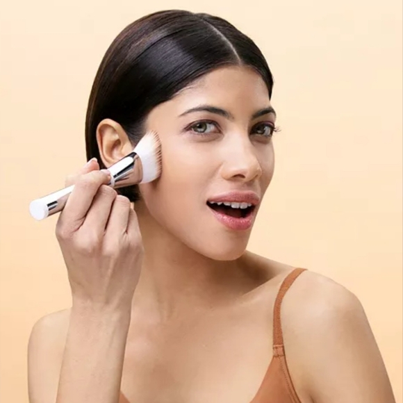 IT Cosmetics Heavenly Skin Skin Hugging Foundation Brush N° 707 - Picture 8 of 10